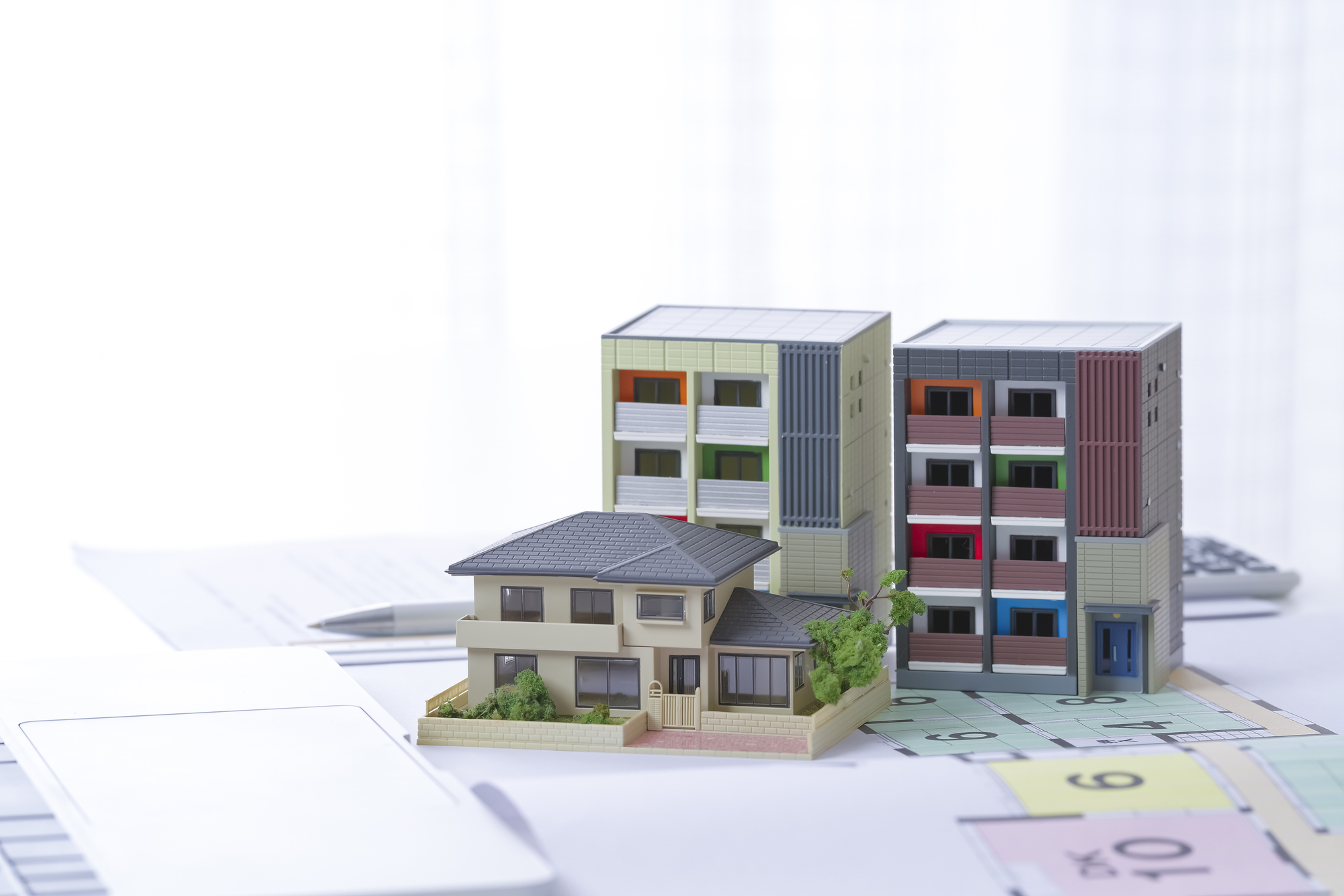 住宅建築や不動産購入を検討するイメージ